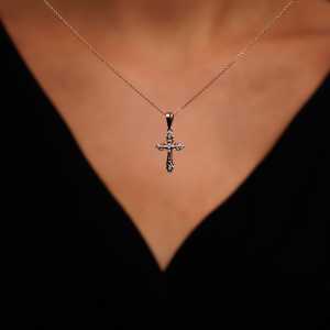 Золотой крестик с бриллиантом природным